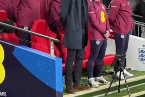 圖赫爾沒有唱英國國歌，英網(wǎng)友評(píng)論：能站起來就行了，畢竟德國人