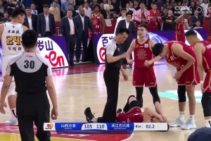 完全沒必要！許鐘豪惡意揮肘打到張寧面部 被吹違體送兩罰一擲