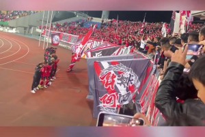 青年軍！蓉城B隊(duì)中乙首勝，賽后與球迷熱情互動(dòng)