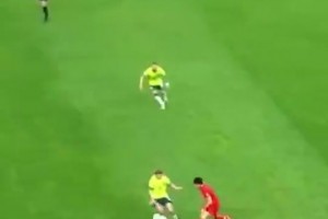 初生牛犢！現(xiàn)場視角看王鈺棟面對澳大利亞上演穿襠過人