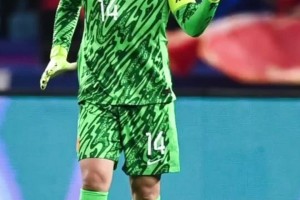 尷尬！王大雷剛在杭州領(lǐng)取中國金手套獎，對澳大利亞時黃油手丟球