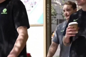 大戰(zhàn)在即??澳大利亞全隊(duì)在杭州街頭漫步放松