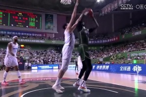 高塔對(duì)決！2米16周琦正面無情大帽2米28法爾