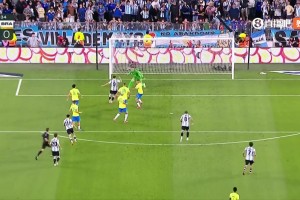 太強(qiáng)了??慢鏡回放小蜘蛛進(jìn)球：突破2人防守+穿襠門將破門