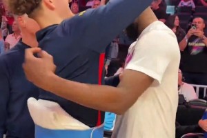 ??淚目！勇士球員賽后一一擁抱維金斯！看得出來(lái)大家都喜歡嘴哥