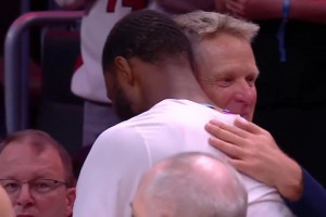 科爾賽后和昔日愛(ài)將維金斯緊緊擁抱 眼睛里似乎還有淚光？