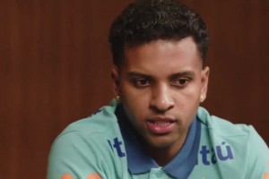 這簡直是??一場毆打！拉菲尼亞和維尼修斯賽后面色鐵青！