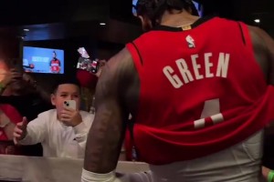 格林賽后在球員通道受追捧，后生可畏，這孩子是個可塑之才??