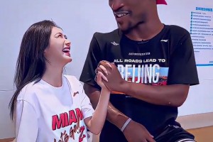 巴特勒中國行 美娜送上土味情話并十指交扣??????