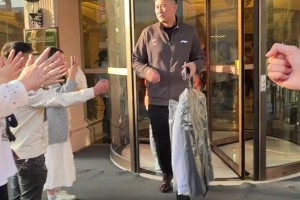 球迷：擊掌呢？杜峰：格局打開，送票！??