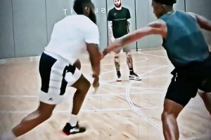 野球場上的人形畫刷，三球這波no-look pass把防守者當(dāng)旗子擺布