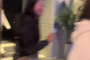 不是，一個(gè)男的怎么身上掛了這么多女的？??