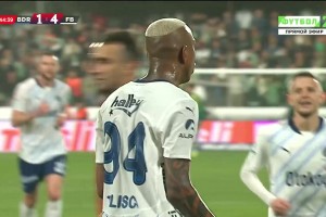 穆爾杜禁區(qū)內(nèi)被放倒造點(diǎn)！塔利斯卡主罰點(diǎn)球命中！