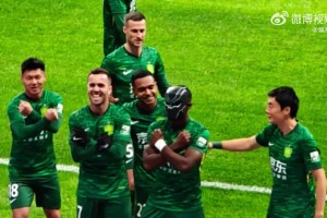 早有準(zhǔn)備??，實拍：法比奧破門后拿出藏在廣告牌后的面具慶祝