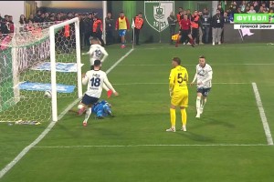 門將出擊失誤送禮！希曼斯基輕松頭球破門笑納大禮！
