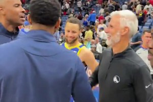 我的偶像是逗比??庫里賽后圍著勇士前助教科林斯團(tuán)團(tuán)轉(zhuǎn)??