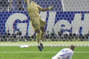 世界第一中場vs世界第一門將！布馮撲出齊達(dá)內(nèi)近距離神級頭球！