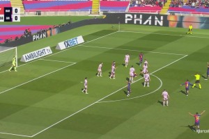 費爾明禁區(qū)線附近倒地裁判先給任意球，VAR回看后改判任意球