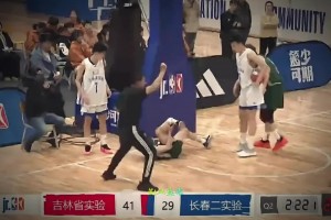 太恐怖了！小伙落地踩到籃球架90°崴腳變形 喬治親自發(fā)視頻鼓勵