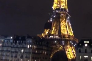 為什么法國能奪世界杯，埃菲爾鐵塔下寸土寸金的地方給孩子們踢球