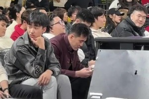 祝早日回歸！郭艾倫現(xiàn)場(chǎng)觀戰(zhàn)廣州賽季的最后一戰(zhàn)~