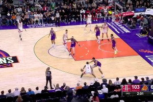 太陽這防守跟不存在一樣！杰倫-格林輕松往籃下一鉆，輕松暴扣！