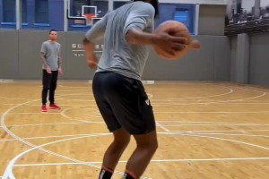 “慢動作下的哈登撤步投籃，和銜接投籃前的虛晃”