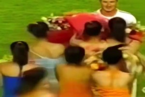 03年皇馬中國行，啦啦隊小姐姐看到小貝陷入瘋狂，大羅：…??