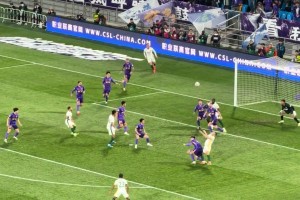 望平安??，實拍斯帕吉奇受傷瞬間：爭頂后失去平衡后腦重重砸地