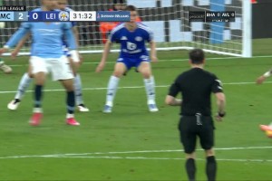 可惜！馬爾穆什停球禁區(qū)內(nèi)架炮！薩維尼奧跟進(jìn)打門打高了！