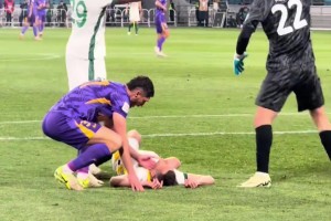 實拍：斯帕吉奇暈厥瞬間，為津門虎和國安球員的第一反應(yīng)點贊??