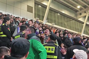 鄰里摩擦??，實拍：北京球迷與天津球迷疑似在看臺發(fā)生沖突