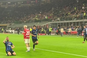 現(xiàn)場(chǎng)實(shí)拍：恰爾汗奧盧米蘭德比破門(mén)后選擇滑跪慶祝??