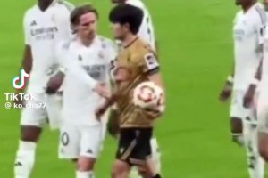 皇馬球迷：久保建英惹怒魔笛，是因?yàn)樵购匏麤](méi)進(jìn)皇馬一隊(duì)嗎？??