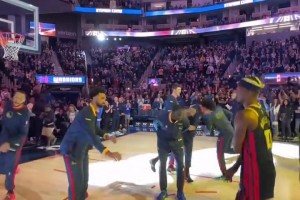 全場狂呼MVP！??胡明軒決勝時刻大心臟撤步三分，隨后又送上制勝搶斷！