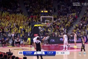 有點(diǎn)離譜！王哲林罰球三不沾，周鵬吐槽：大王一定是覺得罰球太簡單了，不想進(jìn)