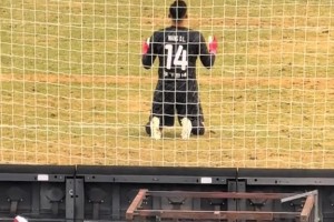 終于贏了！比賽結束那一刻，王大雷跪地感謝！