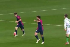 裁判為何會出現(xiàn)在這個位置??直接被巴薩和貝蒂斯雙人包夾了