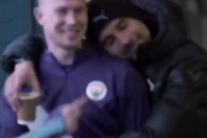 淚目 ??早期德布勞內(nèi)和瓜迪奧拉鏡頭前的甜蜜互動