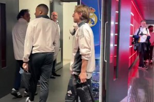 大戰(zhàn)在即！皇馬球員抵達(dá)酋長(zhǎng)球場(chǎng)進(jìn)行踩場(chǎng)訓(xùn)練，球員表情嚴(yán)肅