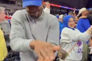 比爾:學(xué)弟們，哥就是你們的榜樣。錢多事少的榜樣。??