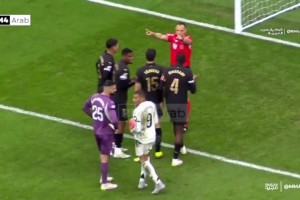 姆巴佩準(zhǔn)備主罰點(diǎn)球看到維尼修斯過(guò)來(lái)，連忙把球給了他