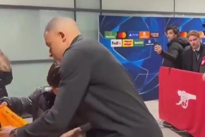 保持風(fēng)度??盡管球隊(duì)失利，姆巴佩離開(kāi)時(shí)仍親切與小球迷合影簽名