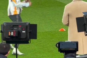 姆巴佩在賽前熱身時(shí)看到場(chǎng)邊的亨利，趕忙跑過(guò)去擁抱致意 ??