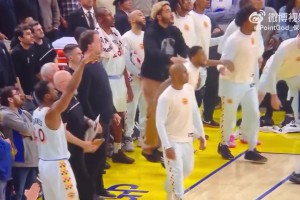 替補(bǔ)席上的保羅看到巴恩斯絕殺勇士，興奮地直接沖進(jìn)來