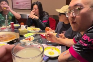 爆笑??，青島西海岸球迷到北京后得知比賽延期，只能喝豆汁消愁