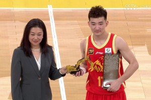首位后衛(wèi)DPOY！孫銘徽領(lǐng)取最佳防守球員獎(jiǎng)項(xiàng)??還送小挖掘機(jī)