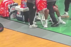 這也太硬了??新疆外援黑根斯昨日肩膀脫臼 竟臨時(shí)接上再次登場(chǎng)