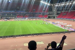 現(xiàn)場(chǎng)三鎮(zhèn)球迷目睹絕平！激動(dòng)朝著國(guó)安球迷大喊：國(guó)安SB！