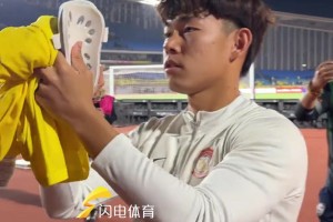 泰山隊(duì)5-1大勝青島西海岸，賽后何小珂單獨(dú)謝場(chǎng)